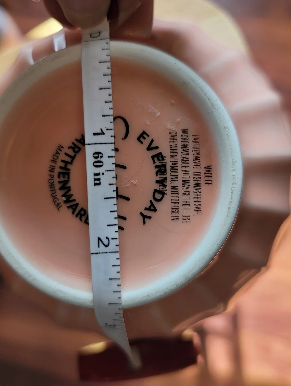 Sur la table Salmonish Ceramic Earthenware Latte Mug. Portugal
